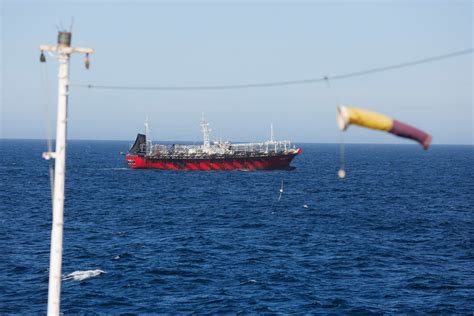 Vs La Lucha De Un Guardacosta Contra Los Pesqueros Del Mar