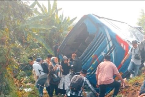 Bus Perangkat Desa Di Kabupaten Serang Kecelakaan Di Tol Tangerang