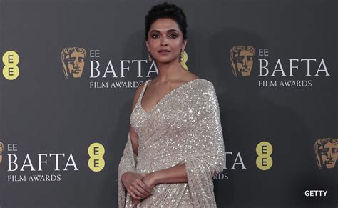 Bafta 2024 La Presentadora Deepika Padukone Mata Con Sabyasachi Saree