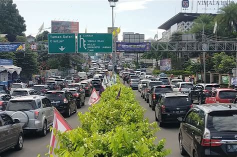 Volume Kendaraan Meningkat Polisi Berlakukan One Way Menuju Puncak