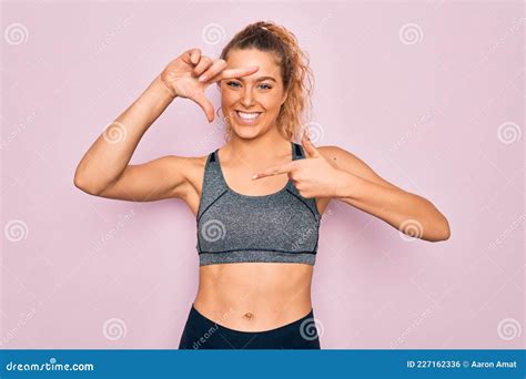 Jeune Belle Blonde Sportive Avec Les Yeux Bleus Faire De L Exercice Porter Sportswear Sourire