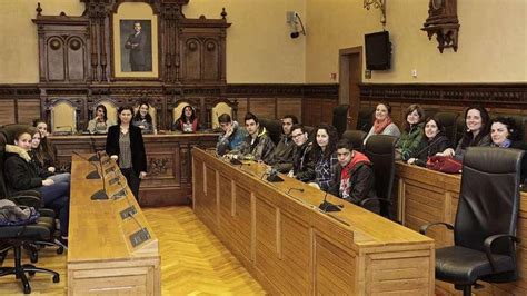 Alumnos Del IES Mata Jove Y Del Colegio Montevil Ocupan El Ayuntamiento