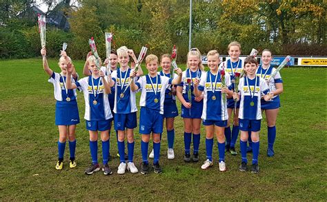 dtl huldigt  kampioensteams en sluit veldseizoen af met wedstrijd