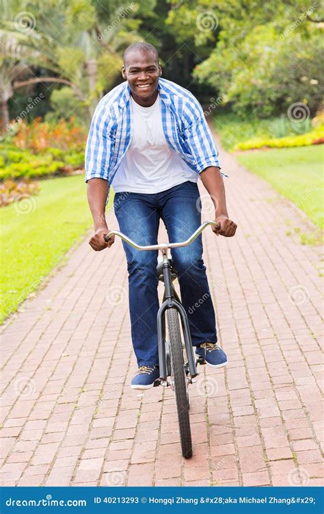 Bicicletta Africana Di Guida Delluomo Immagine Stock Immagine Di