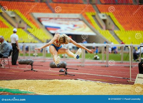 Atleta De Sexo Femenino En Lugar Del Salto De Longitud Fotografía