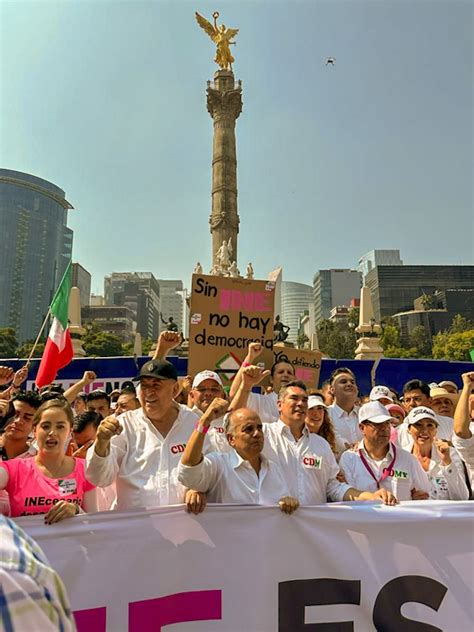 Marcha en la Ciudad de México el Senador Manuel Añorve junto al