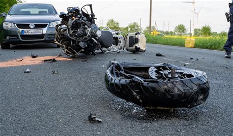 Motorradfahrer Kracht Beim Berholen Frontal Gegen Auto Lebensgefahr