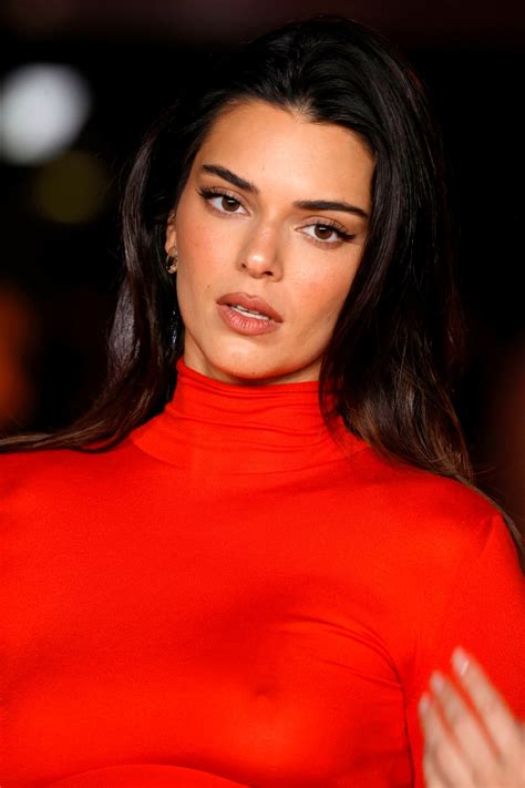 Kendall Jenner Goes Braless In Tight Red Gown And Suffers Wardrobe