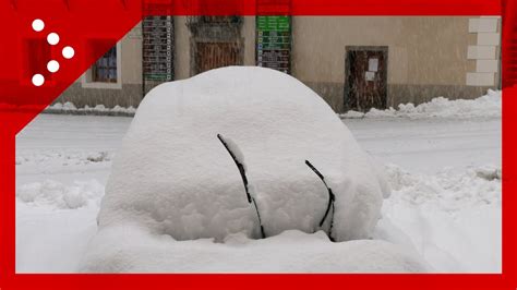 Auto Sotto Una Spessa Coltre Di Neve Ad Alagna Valsesia Mentre Continua