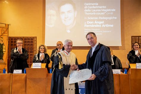 cittadinanza Onoraria Laurea honoris causa don Fernández Artime