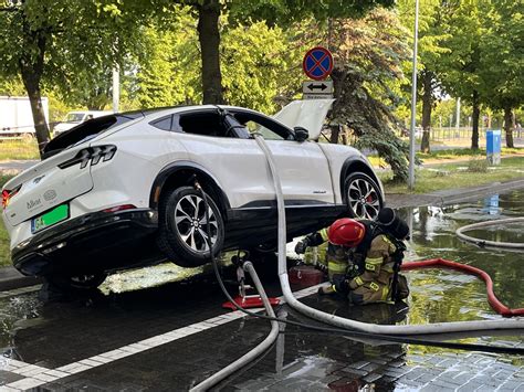 Pożar samochodu elektrycznego Dlaczego wybucha i jak go ugasić