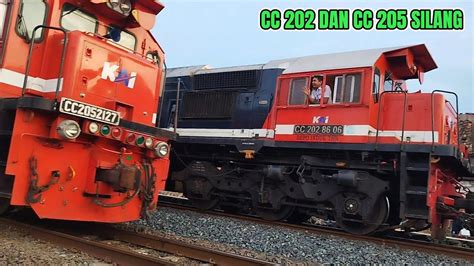 LOKOMOTIF CC 202 GERBONG MUATAN BATU BALLAST SILANG DENGAN LOKOMOTIF CC