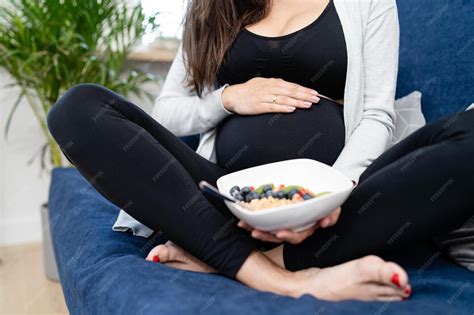 Gravida Pode Comer Aveia - Mulher grávida com mingau de aveia de frutas sentado na cama dieta ...