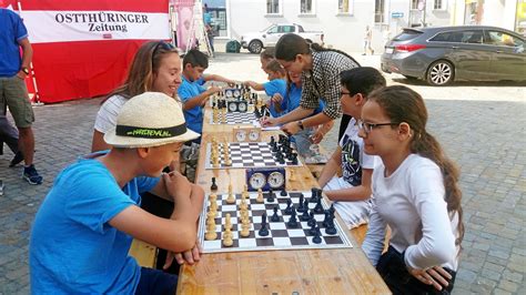 Beim Schach Stadtfestpokal der Schüler in Greiz setzt sich Gabriel