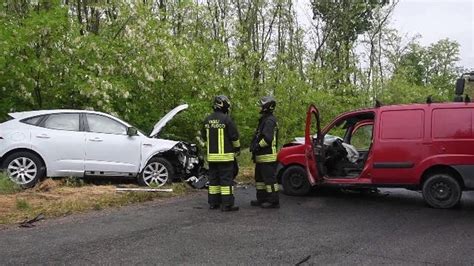 Corteolona Scontro Furgone Jaguar Due Feriti La Provincia Pavese