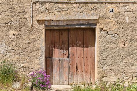 Dichtschieten Van Een Gevel Van Een Oud Verlaten Huis Met Een Oude