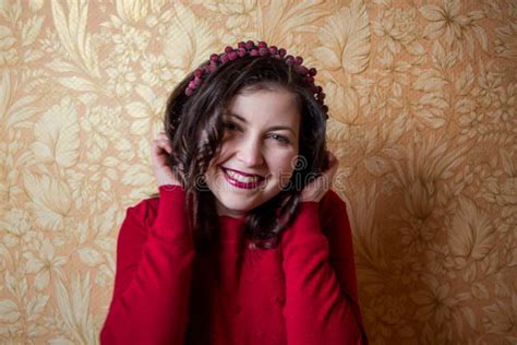 Portrait De Belle Brunette Fille Avec Beau Sourire En Rouge Image Stock Image Du Pourpr