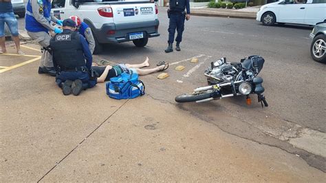 Duas Pessoas Ficam Feridas Em Acidente Entre Carro E Moto No Centro De