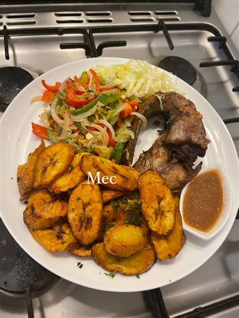 Poisson chat frit et ses légumes accompagné de bananes plantain et son