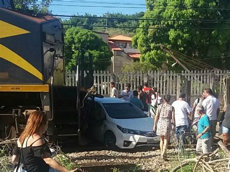 G1 Trem atinge carro em Três Rios RJ notícias em Sul do Rio e