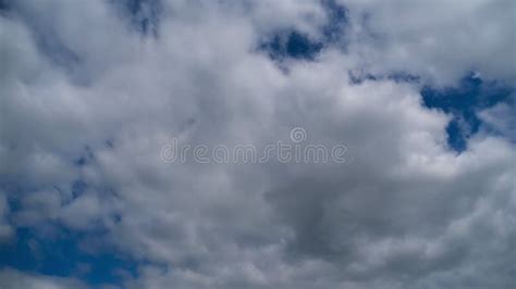 Las Nubes Se Mueven Sin Problemas En El Cielo Azul Escala De Tiempo