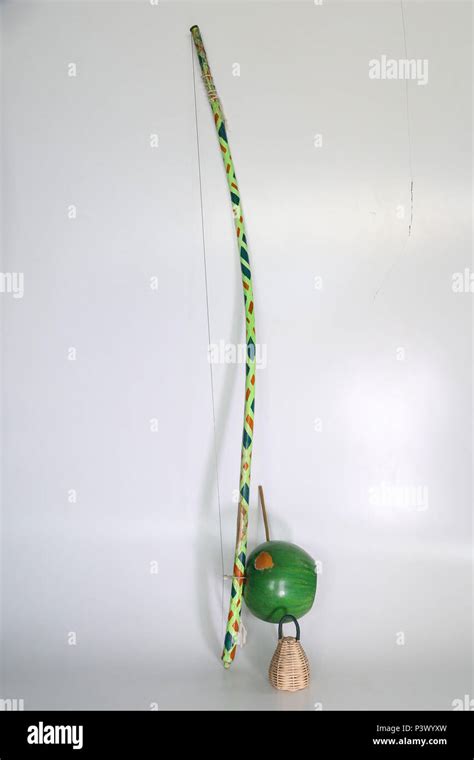 Na foto o instrumento musical berimbau utilizado como acompanhamento para marcar o ritmo da ...