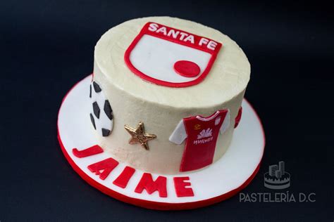 Torta con diseño sencillo del equipo de fútbol Independiente Santa Fe