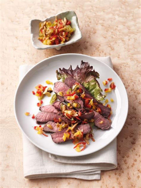 Steaksalat Mit Paprika Mandel Salsa Rezept EAT SMARTER