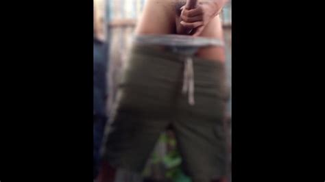 NAGJAKOL SA BANYO MUNTIK NA MAHULI Pornhub Gay