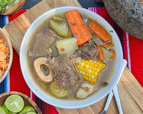 Cuáles son las recetas de caldos calientes más reconfortantes para el