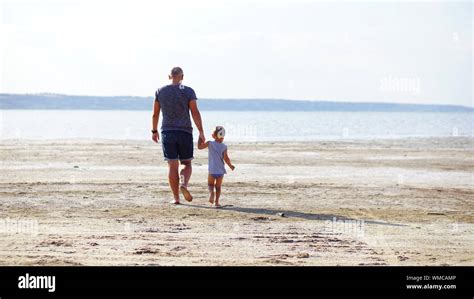 Padre E Hijo Caminando Fotograf As E Im Genes De Alta Resoluci N Alamy