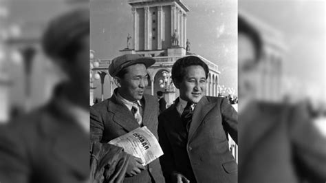 «Архивное фото». Поэты Кубанычбек Маликов и Жоомарт Боконбаев в дни ...
