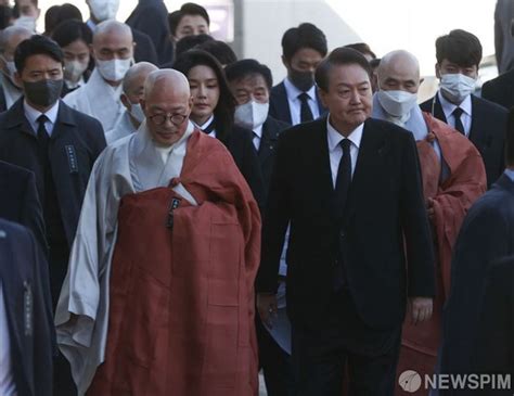 이태원 참사 위령법회 참석하는 윤석열 대통령 내외 네이트 뉴스