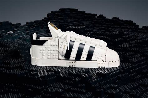 Lego и adidas выпустят набор в виде кроссовок Superstar