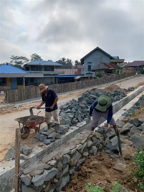 Swadaya Dan Gotong Royong Warga Rt Dan Bangun Taman Di Dusun