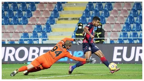 Crotone Spezia Ten A Que Ser Messias El Crotone Logra Su Primer