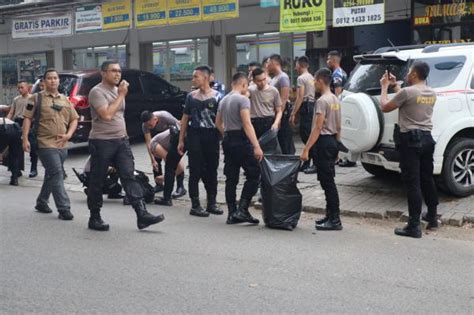 Bakti Sosial Masyarakat Polisi Gotong Royong Bersihkan Sampah Di