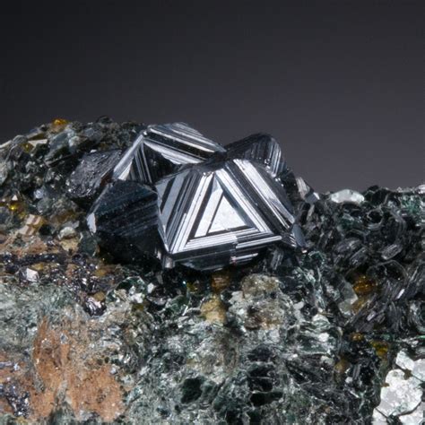 Facts About Magnetite Meanings Properties And Benefits Gemstagram