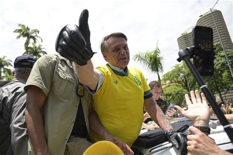 Bolsonaro Festeja Triunfo Del Flamengo Con Sus Jugadores Ap News