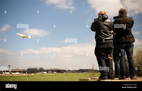 Plane spotters hi-res stock photography and images - Alamy