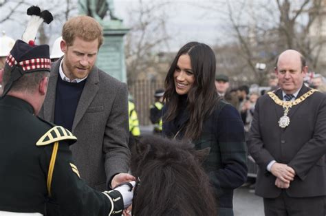 Photo Le Prince Harry Et Meghan Markle Saluent Les Habitants D