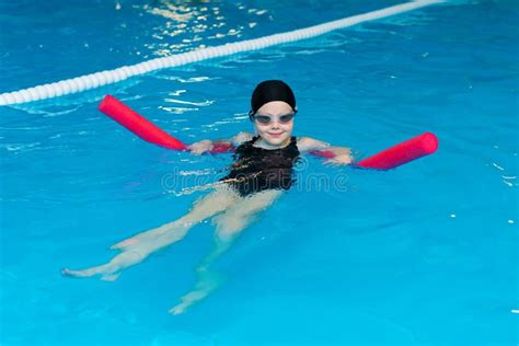 Lecciones De La Natación Para Los Niños En La Piscina Retrato De Una