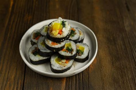 How to Prepare Traditional Korean Gimbap - Amazing Food & Drink