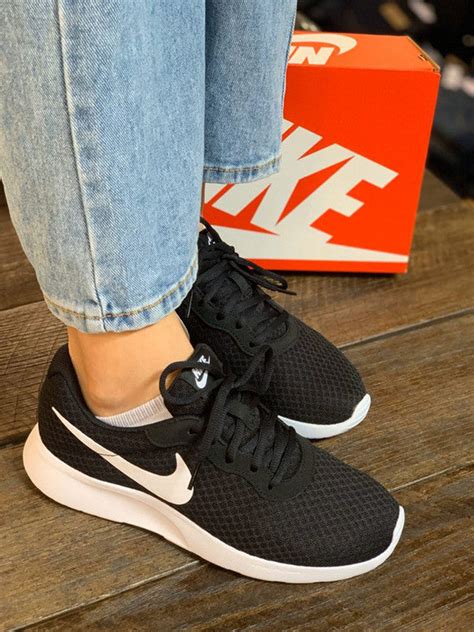 Nike Womens Tanjun Midnight Blackwhite 812655 011
