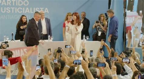 Cristina Kirchner abrió el acto en Santiago del Estero al ritmo de