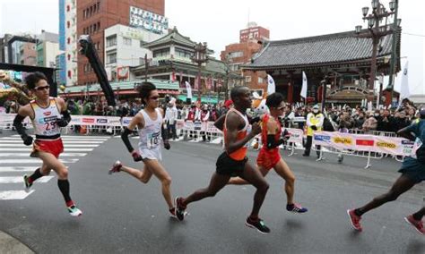 浅草雷門の前を疾走する今井（右） ― スポニチ Sponichi Annex スポーツ