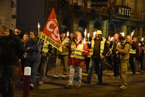 Près de 80 personnes défilent à la lueur des flambeaux à Brioude