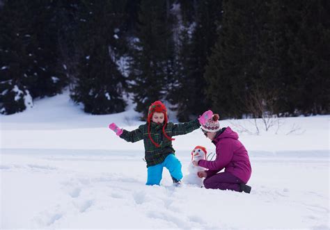 happy family building snowman 11639875 Stock Photo at Vecteezy