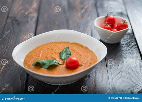 Sopa De Creme Da Ab Bora E Da Cenoura Na Bacia Em Um Fundo De Madeira R