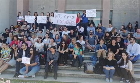 Brasileiros protestam contra xenofobia após ofensas na Universidade de